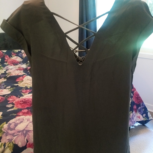V-neck Crisscross Back Tank - Picture 2 of 3